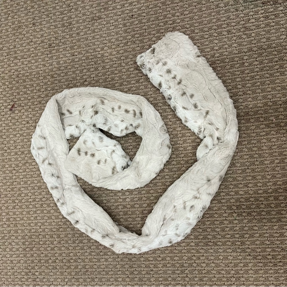 Elegant Minky Couture White Faux Fur Scarf